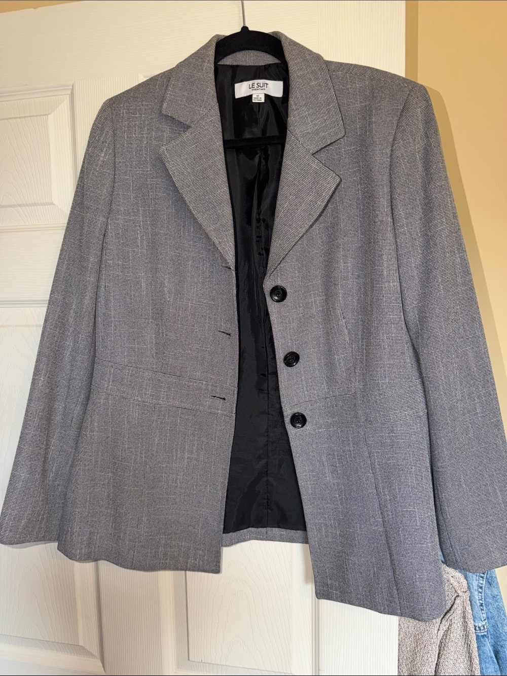 Le Suit Gray Women's Blazer with Notch Lapel